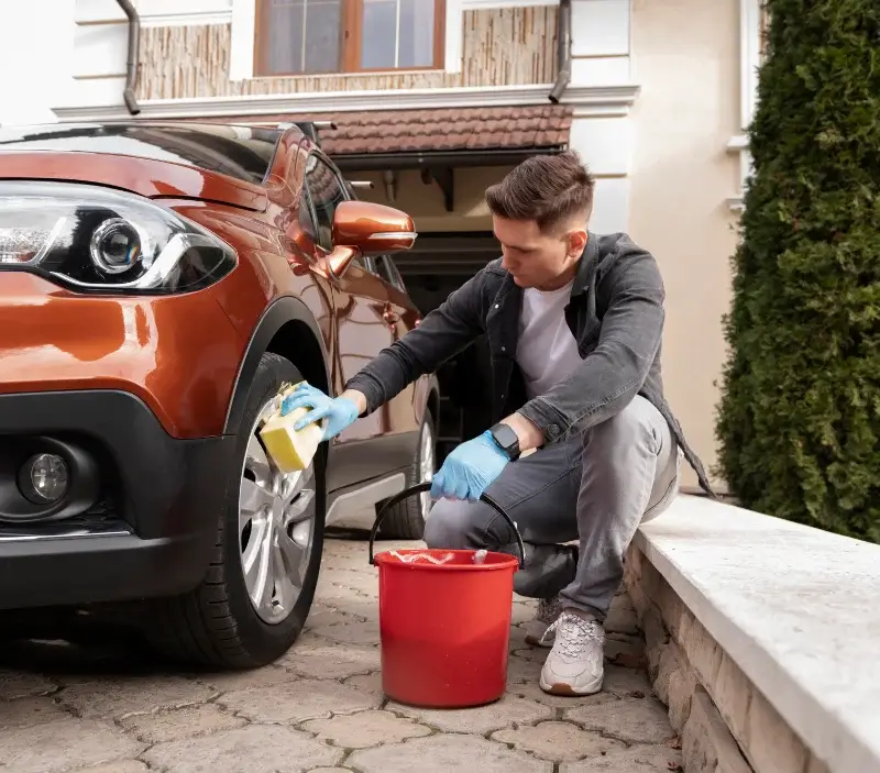 Lavage auto à domicile La Salvetat-Peyralès : professionnel intervenant sur un véhicule